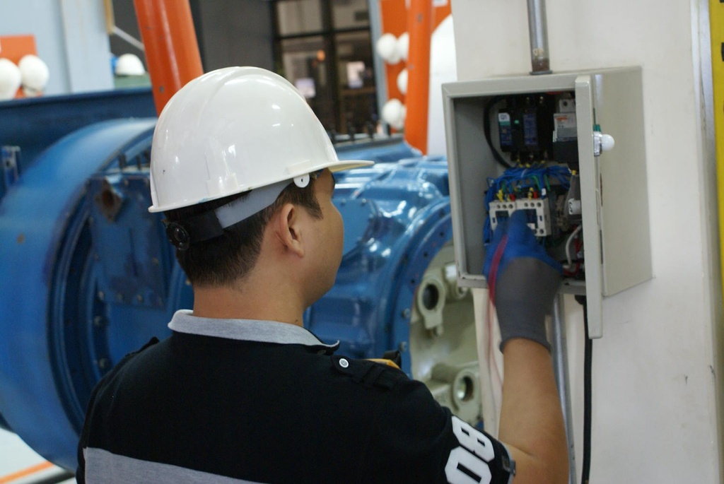 Electrical Equipment, Schematics And Safety - Distance Learning
